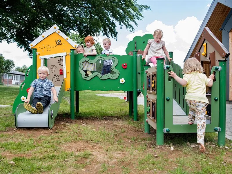 U3 Filippa play area with 3 towers and lots of children U3 Filippa play area with 3 towers and lots of children
